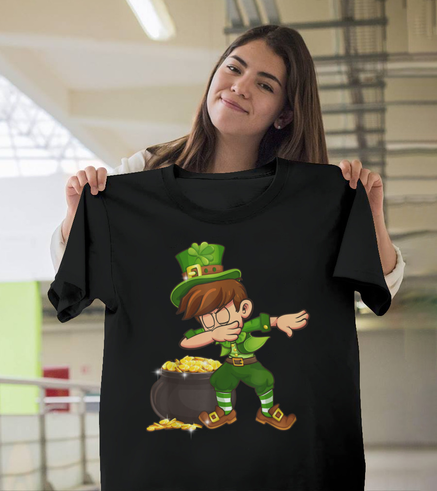 Leprechaun Dabbing with Pot of Gold St Patricks Day Shamrock Boys T-Shirt