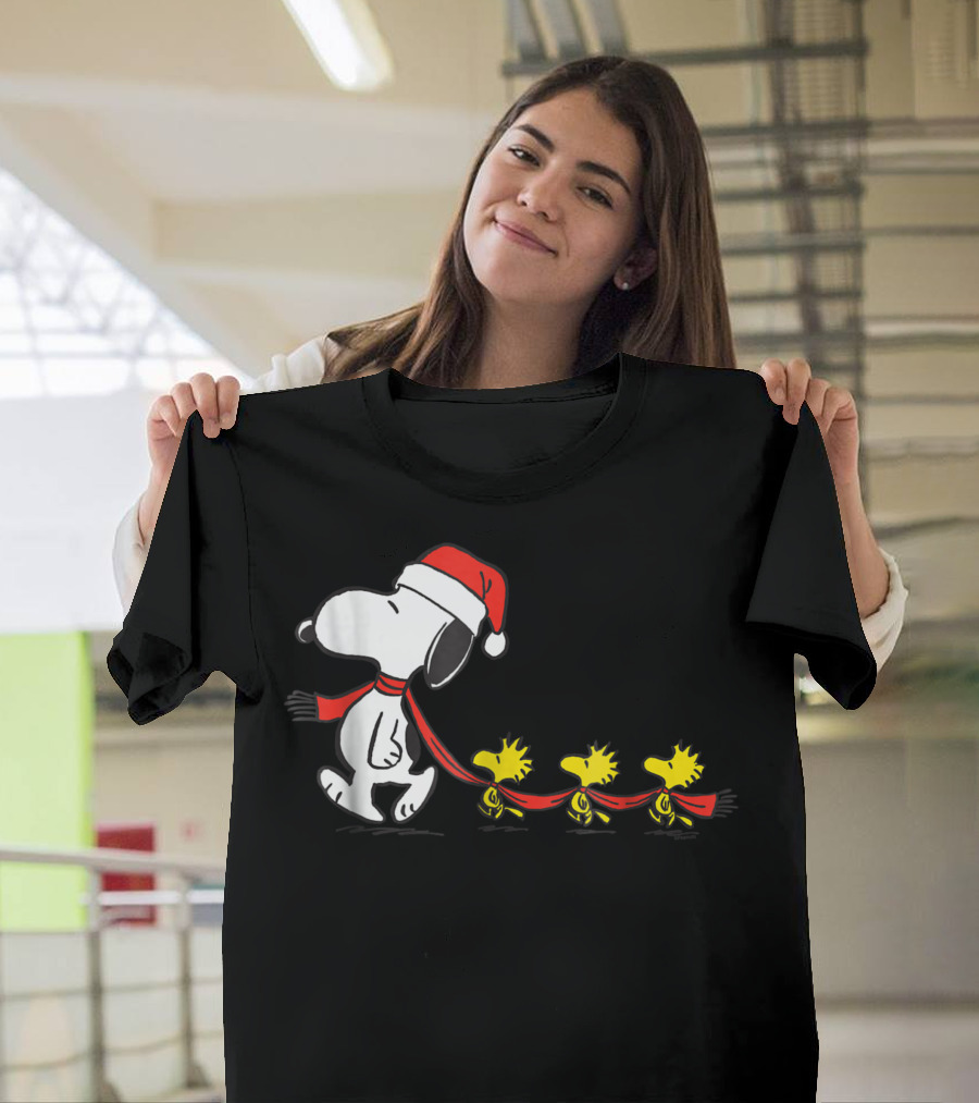 Peanuts Christmas Snoopy Santa Hat Woodstock Friends Holiday Parade T-Shirt