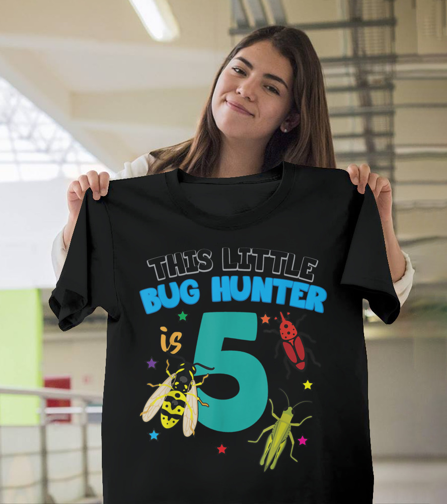 This Little Bug Hunter Is 5 Insect Birthday Girls Nummer Fünf Bees Beetles Grasshoppers Stars T-Shirt