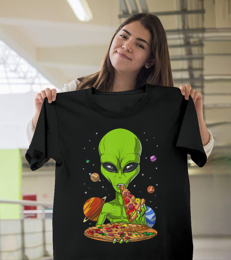 Space Alien Eating Pizza in Cosmic UFO Science Fiction Scene T-Shirt