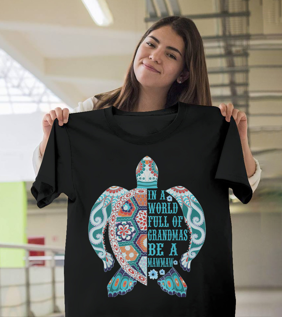 In A World Full Of Grandmas Be A Mawmaw Turtle Colorful Patterned T-Shirt