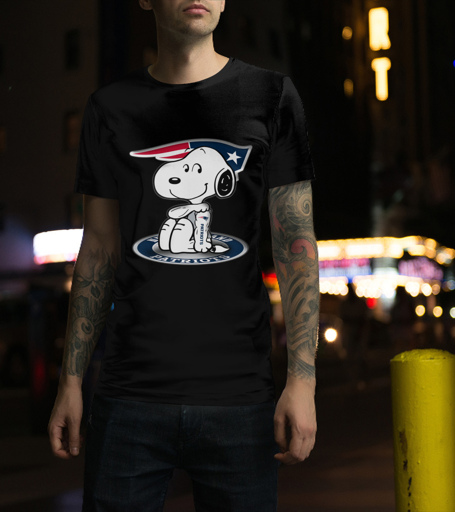Snoopy New England Patriots Fan With Team T-Shirt