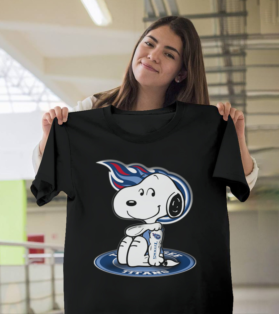 Tennessee Titans Snoopy Holding Football T-Shirt