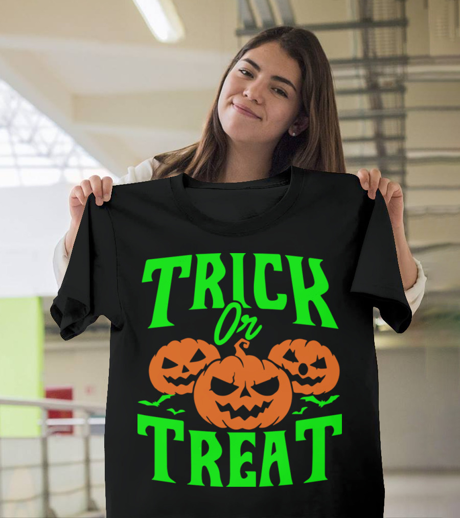 TRICK OR TREAT HALLOWEEN PUMPKIN BATS SCARY JACK-O'-LANTERNS T-Shirt