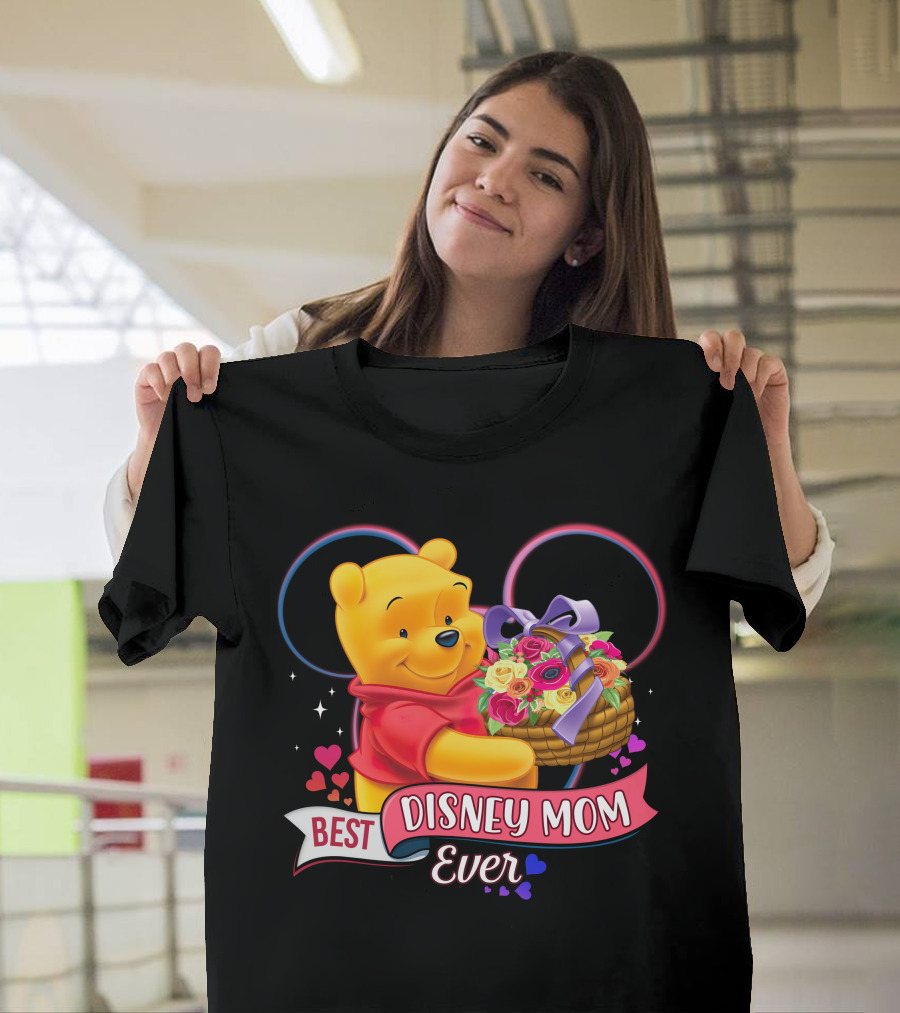 Best Disney Mom Ever Pooh Bear With Bouquet Of Flowers And Hearts T-Shirt