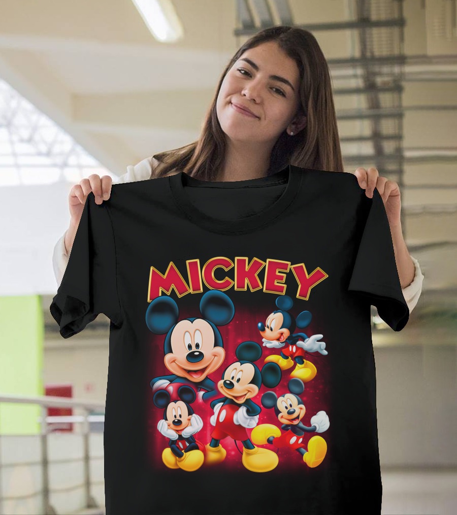 Mickey Czerwono-Żółty Napis Z Kilkoma Klasycznymi Postaciami W Różnych Pozach Na Ciemnym Tle T-Shirt