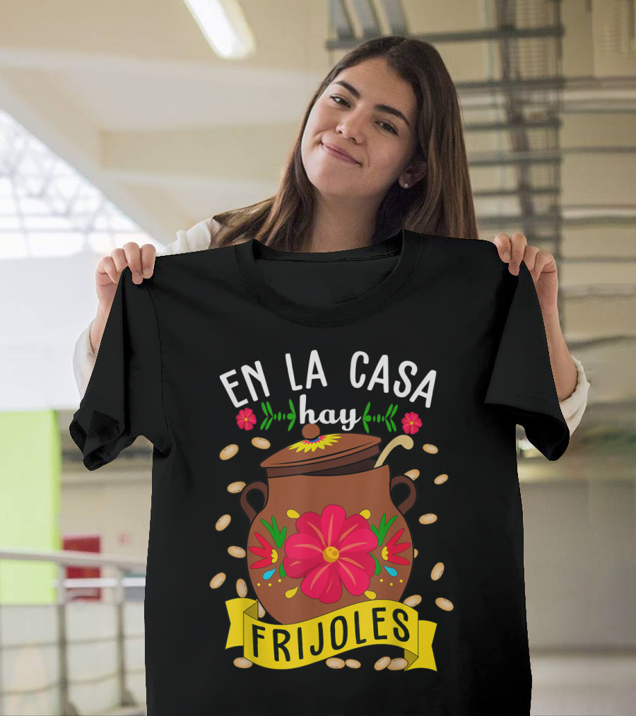 En La Casa Hay Frijoles Funny Mexican Mom Food Pot With Flowers And Beans T-Shirt