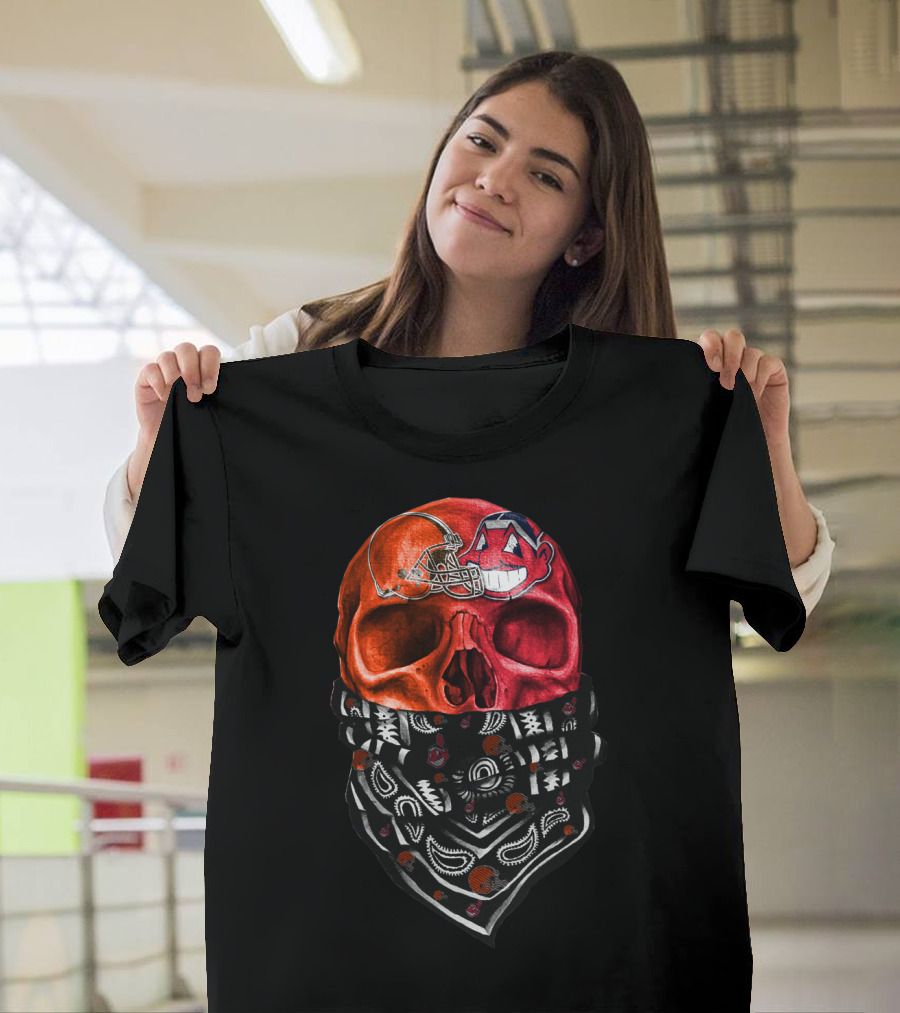 Cleveland Skull Bandana Vintage Style Sports Fan Sku T-Shirt