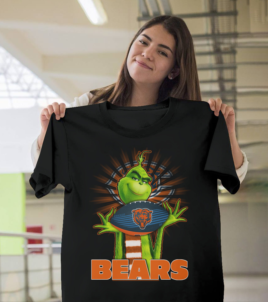 Grinch With Chicago Bears Football T-Shirt