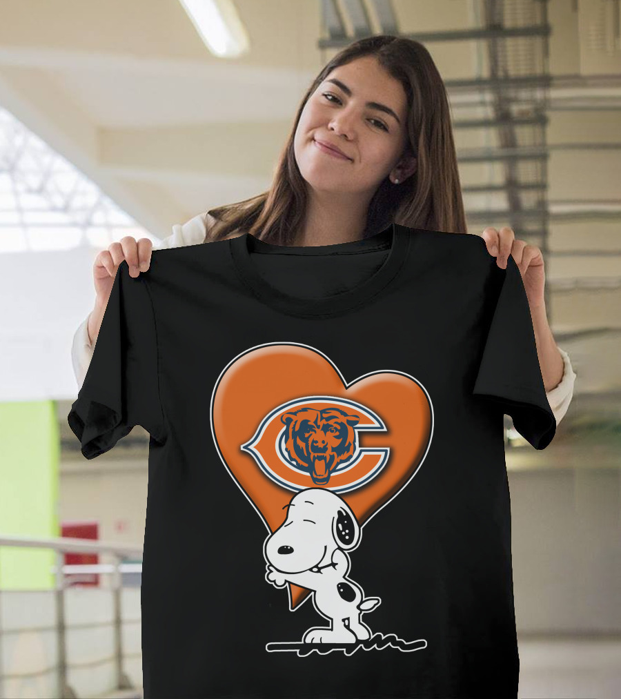 Snoopy Heart Chicago Bears Retro Logo Hug T-Shirt