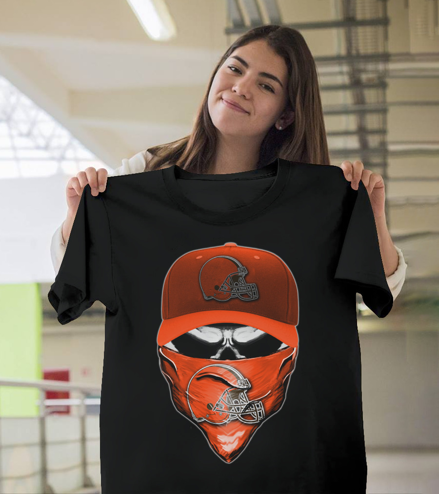Skull Helmet Bandana CLEVELAND BROWNS Fan Gear T-Shirt