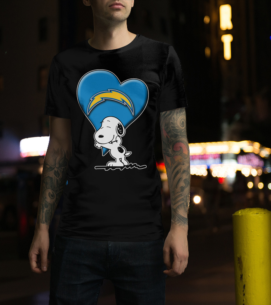 Snp V1 Los Angeles Chargers Snoopy Hugging Heart T-Shirt