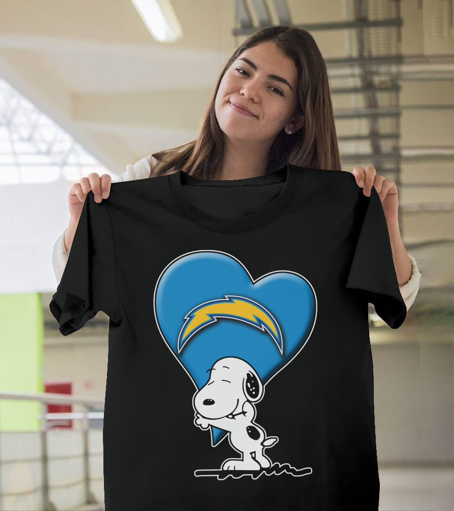 Snp V1 Los Angeles Chargers Snoopy Hugging Heart T-Shirt