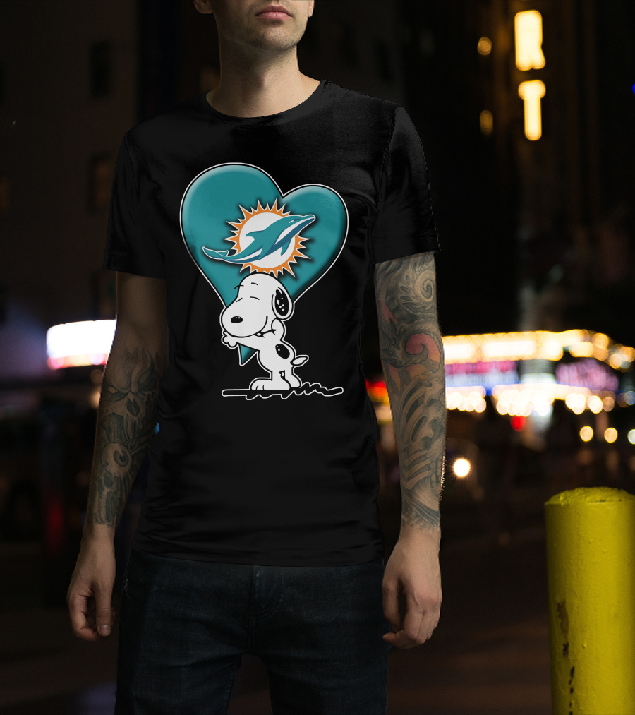 Snp V1 Snoopy Miami Dolphins Heart Hug T-Shirt