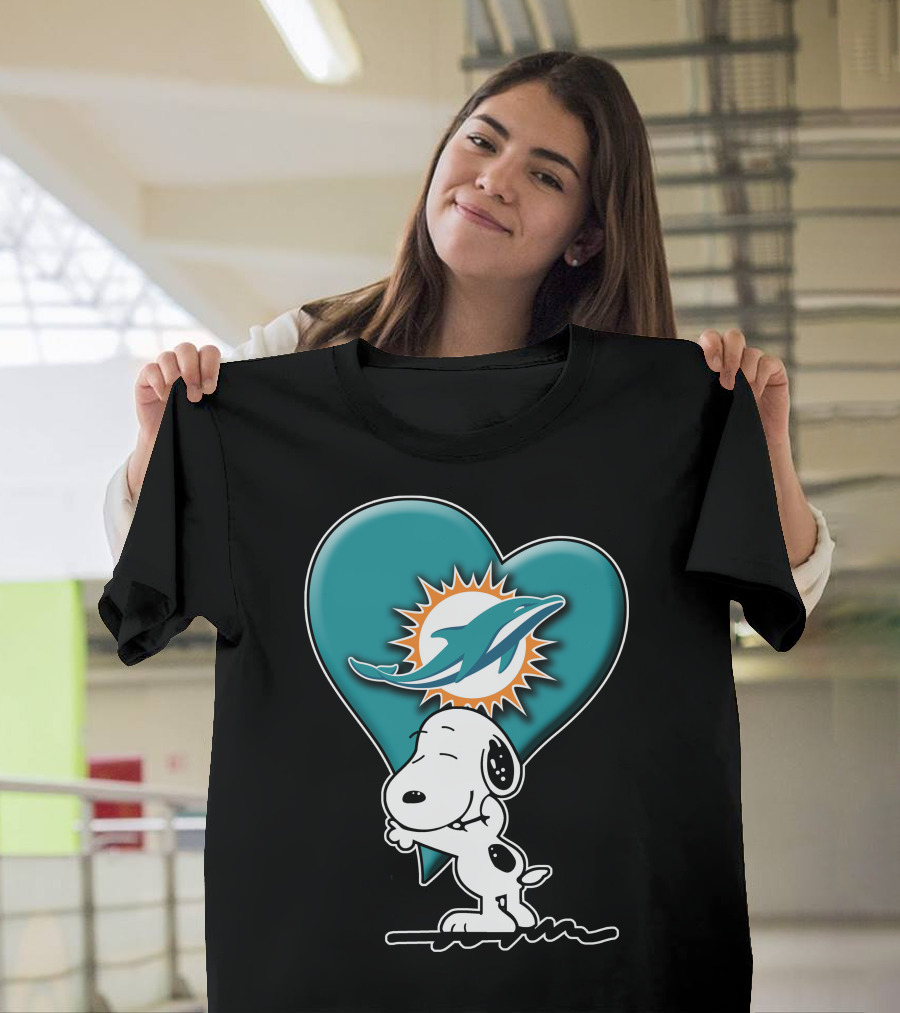 Snp V1 Snoopy Miami Dolphins Heart Hug T-Shirt