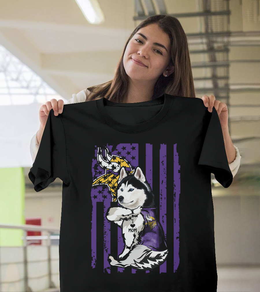 Siberian Husky Vikings Fan Mom Love with Purple Flag and Helmet T-Shirt