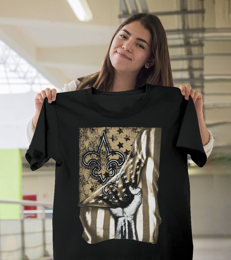 Flag New Orleans Saints Fleur-De-Lis Stars and Stripes Hand Pulling Black and Gold T-Shirt
