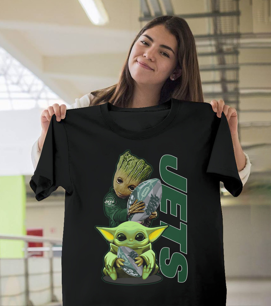Grzd New York Jets Baby Groot And Baby Yoda With Football T-Shirt