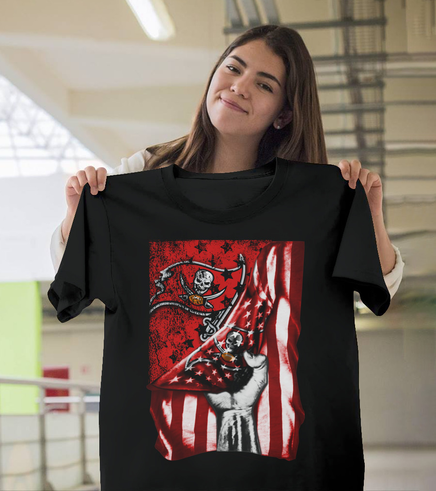 Tampa Bay Buccaneers Flag with Skull and Crossbones T-Shirt