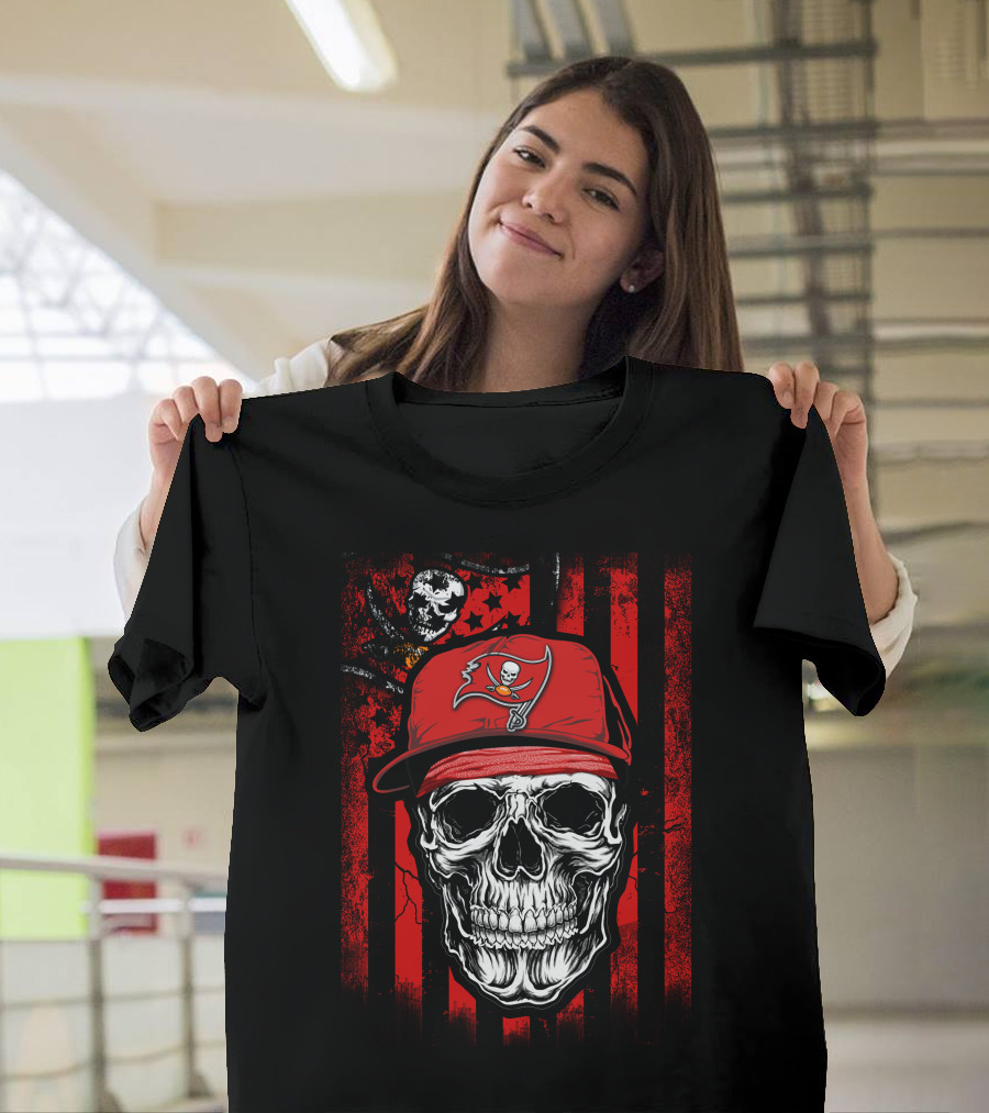Skull With Tampa Bay Buccaneers Hat And Pirate Flag T-Shirt