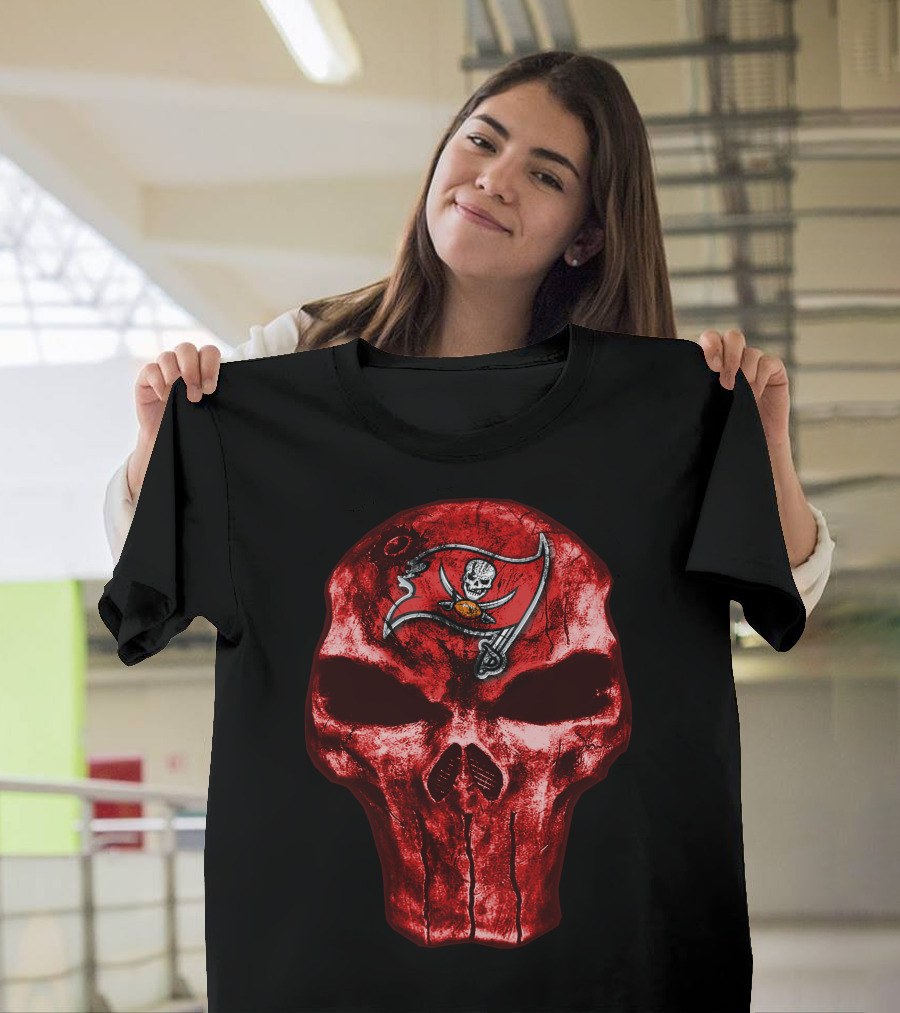 Skull V4 Tampa Bay Buccaneers Red Skull Flag T-Shirt