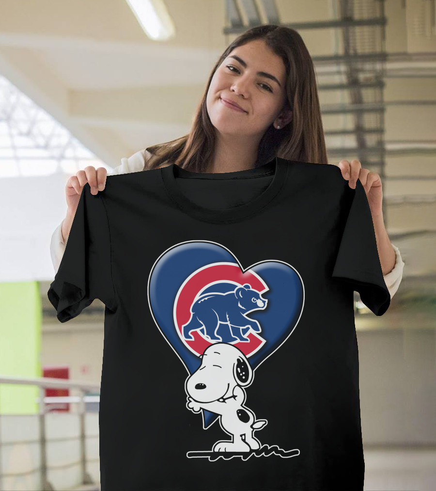 Snp V1 Chicago Cubs Snoopy Heart Hug T-Shirt