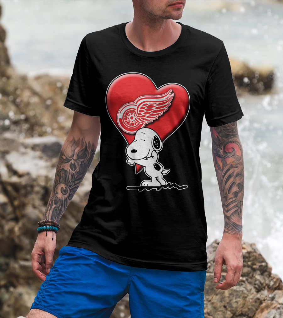 Snoopy Hugging Heart Detroit Red Wings T-Shirt