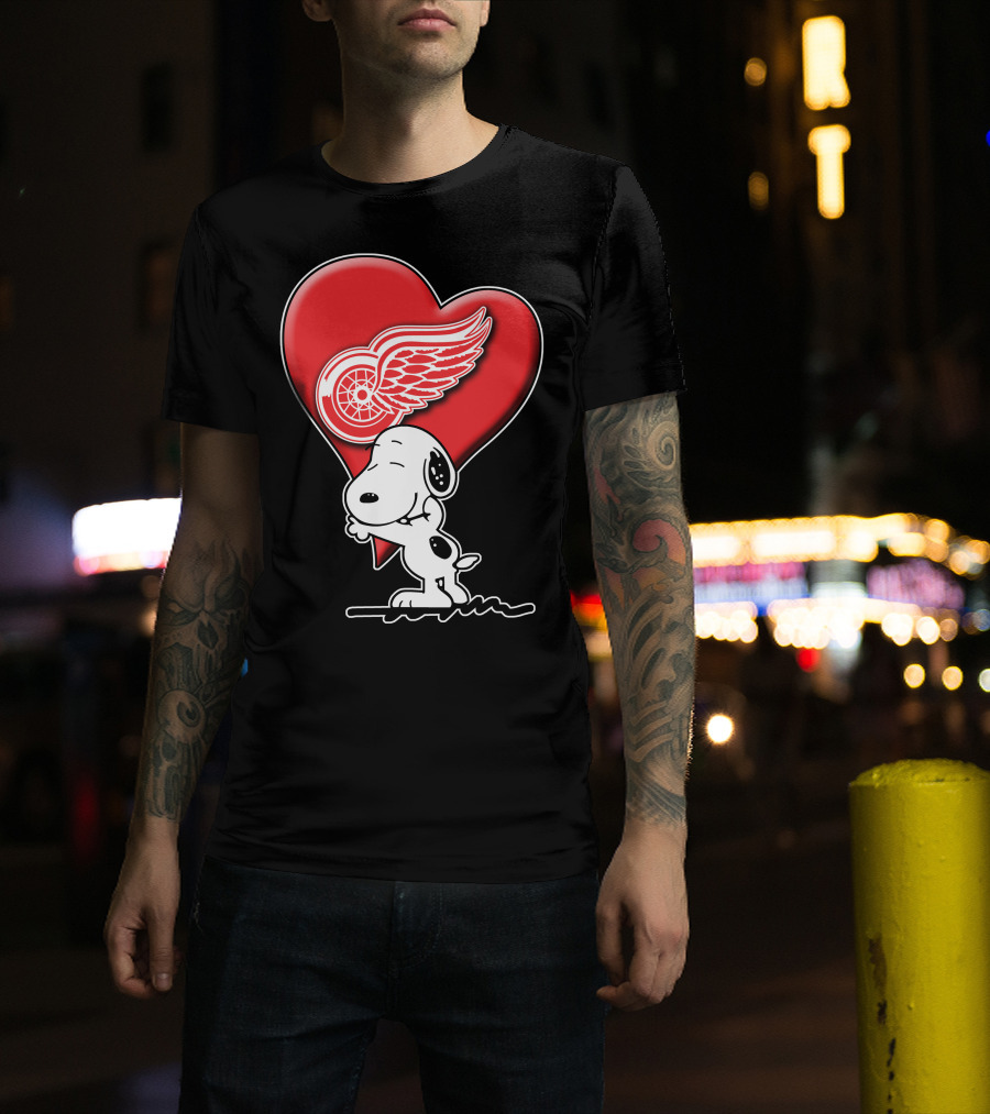 Snoopy Hugging Heart Detroit Red Wings T-Shirt