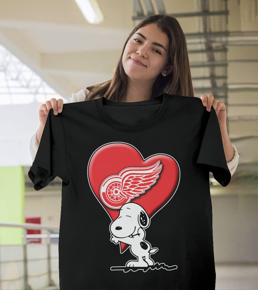 Snoopy Hugging Heart Detroit Red Wings T-Shirt