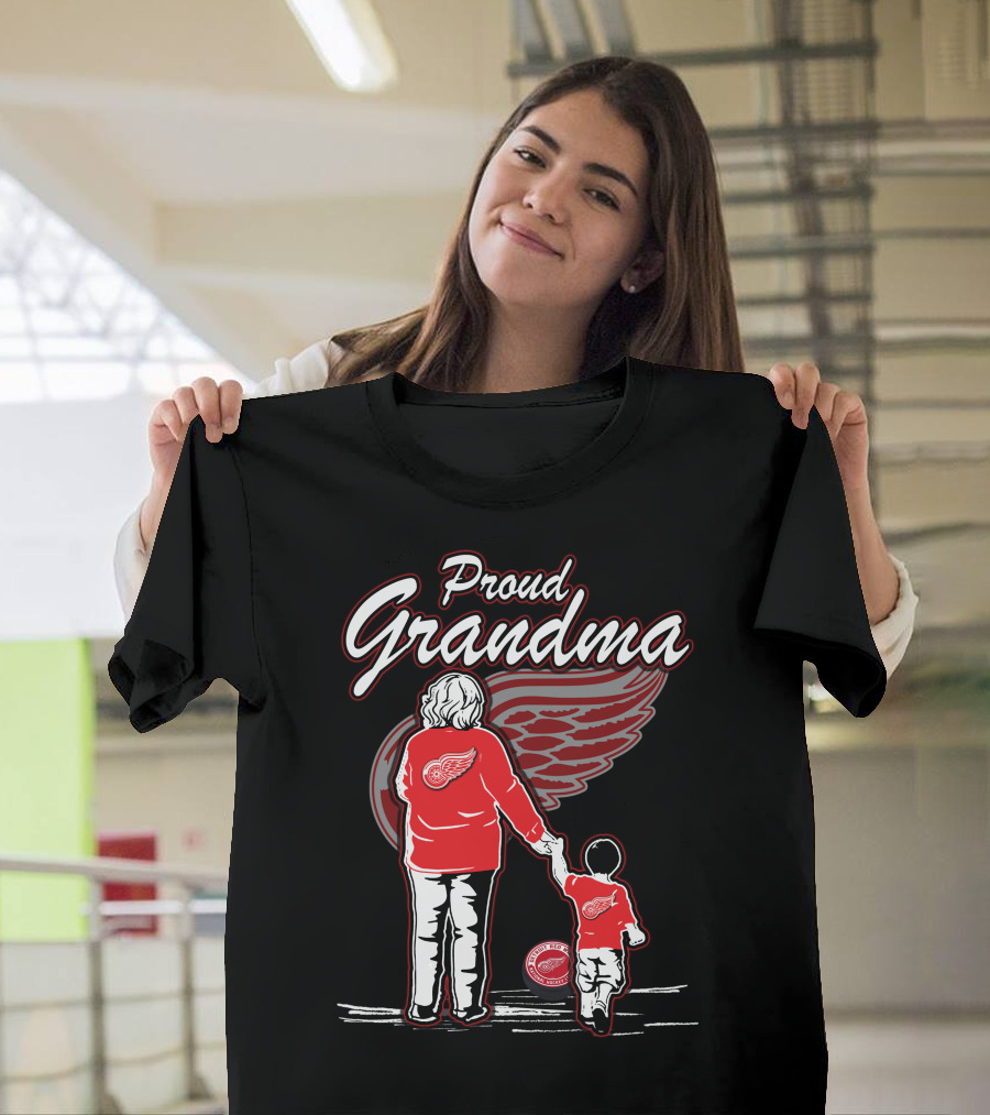 Proud Grandma Detroit Red Wings Family Bonding Winged Wheel Fans T-Shirt