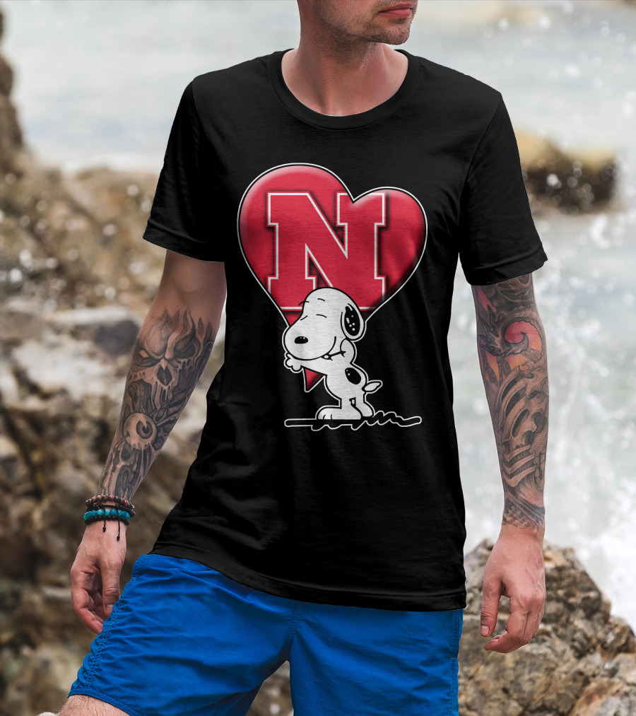 Snp V1 Nebraska Cornhuskers Snoopy Hugging Red Heart N T-Shirt