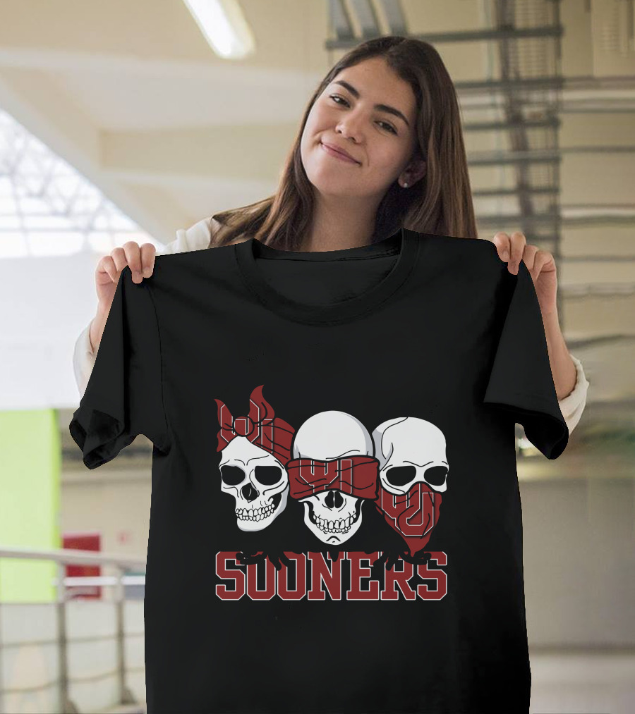Sooners Three Skulls Bandanas T-Shirt