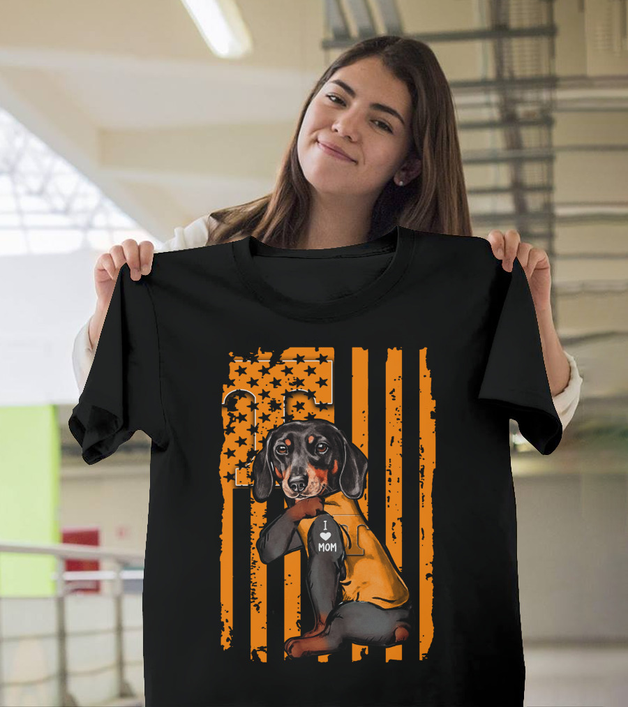 Dachshund in Tennessee Volunteers Gear with I Love Mom Message T-Shirt
