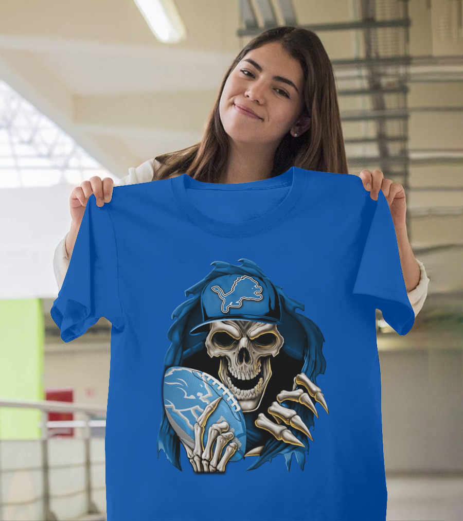 Skullbong Detroit Lions Skeleton Holding Football In Detroit Lions Cap T-Shirt