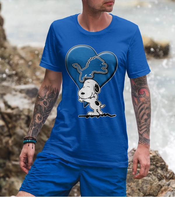 Snp DETROIT LIONS Blue Heart Snoopy Hugging Lion T-Shirt
