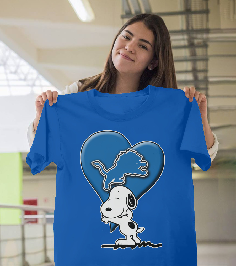 Snp DETROIT LIONS Blue Heart Snoopy Hugging Lion T-Shirt