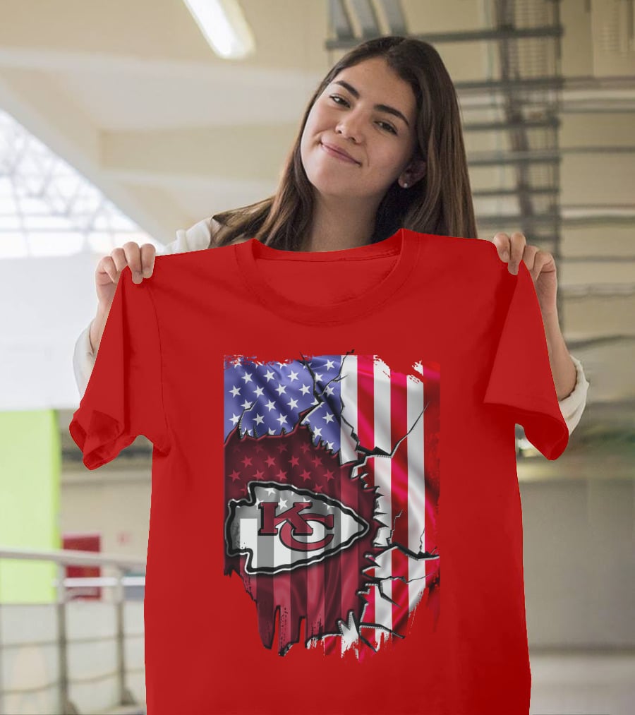 Kansas City Chiefs Logo With American Flag Background T-Shirt