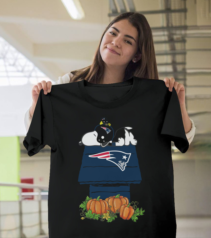 New England Patriots Snoopy Doghouse Pumpkins T-Shirt