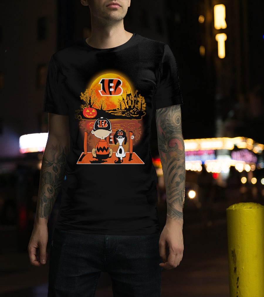 Cincinnati Bengals Snoopy And Charlie Brown Pumpkin Halloween Night Scene T-Shirt