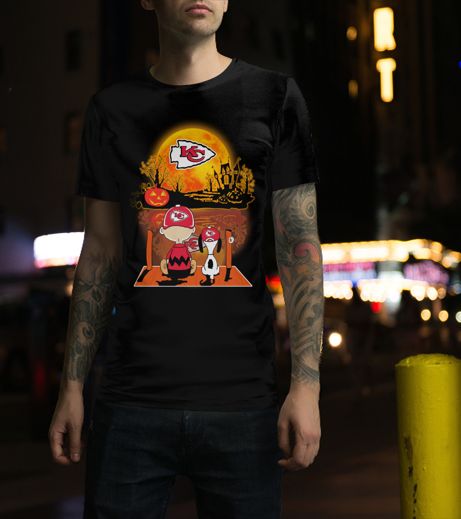 Kansas City Chiefs Snoopy And Charlie Brown Halloween Pumpkin Moon T-Shirt