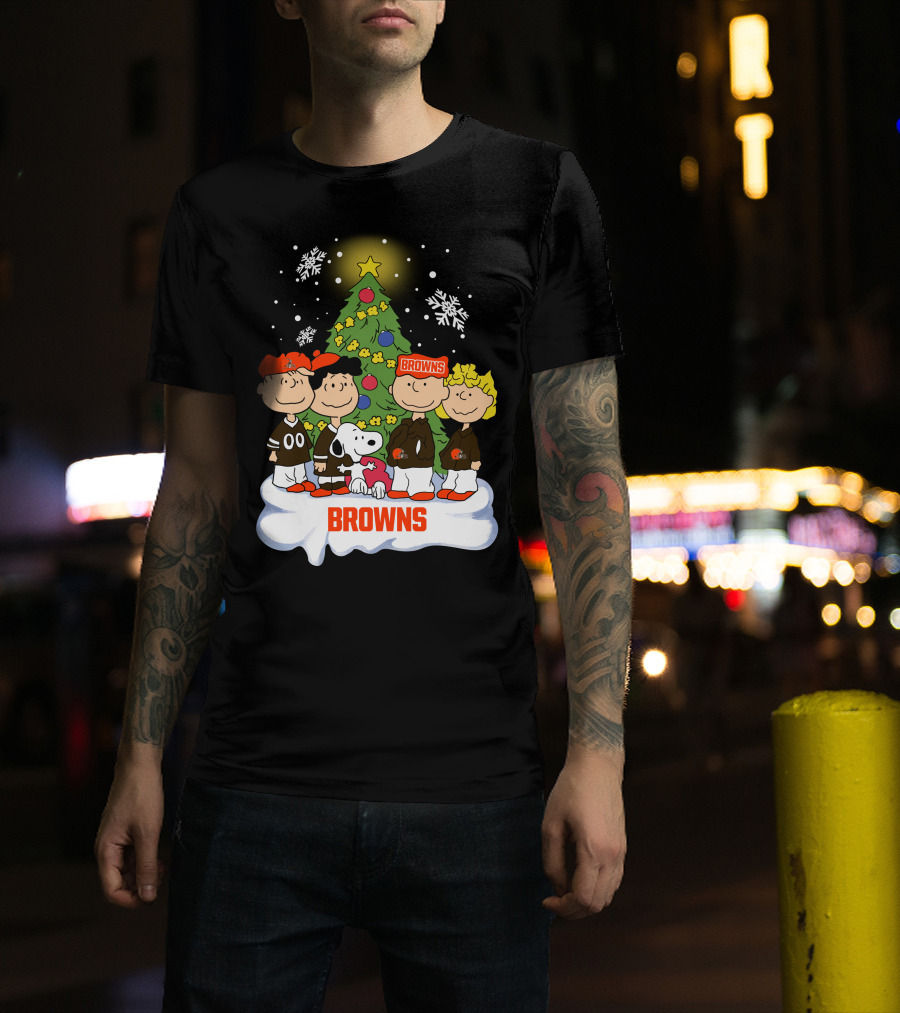 Snoopy Christmas Cleveland Browns Peanuts Characters Holiday Scene T-Shirt