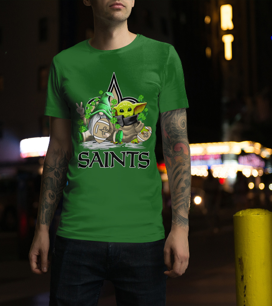 New Orleans Saints Football St. Patrick’s Day Gnome And Baby Alien With Shamrocks T-Shirt