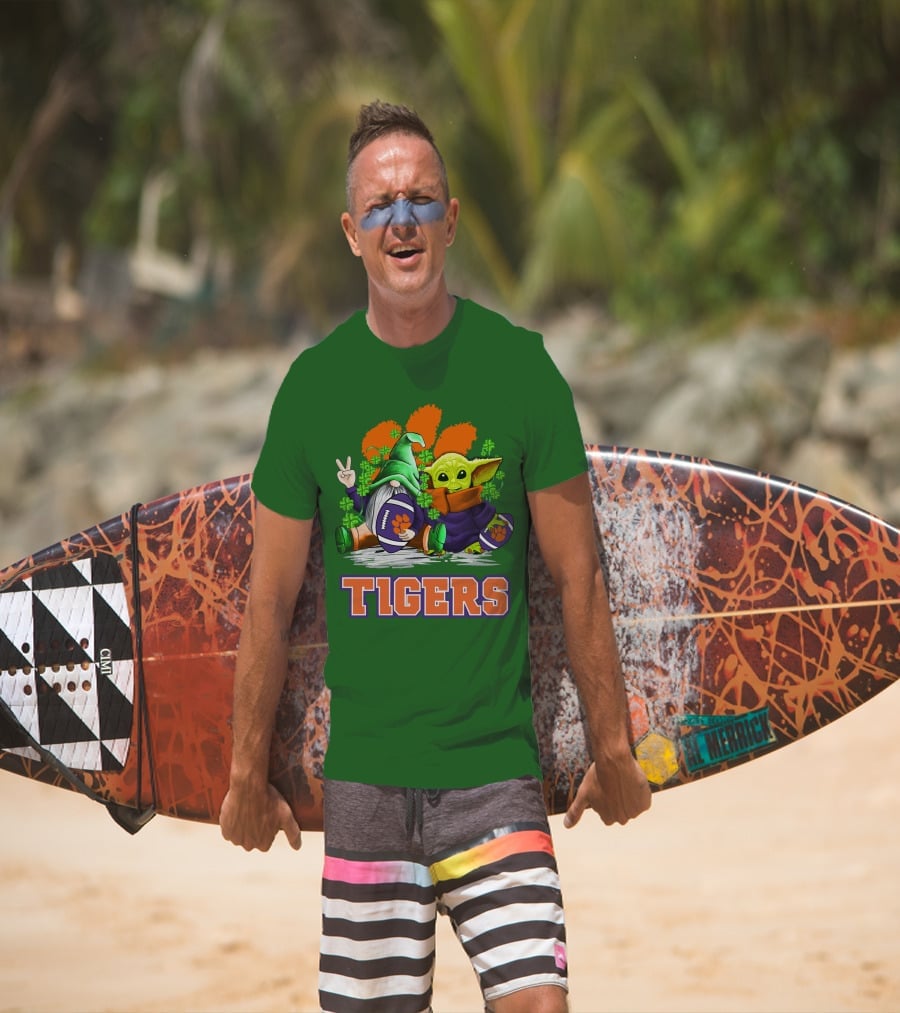 Clemson Tigers St. Patrick’s Day Football Gnome And Baby Yoda T-Shirt