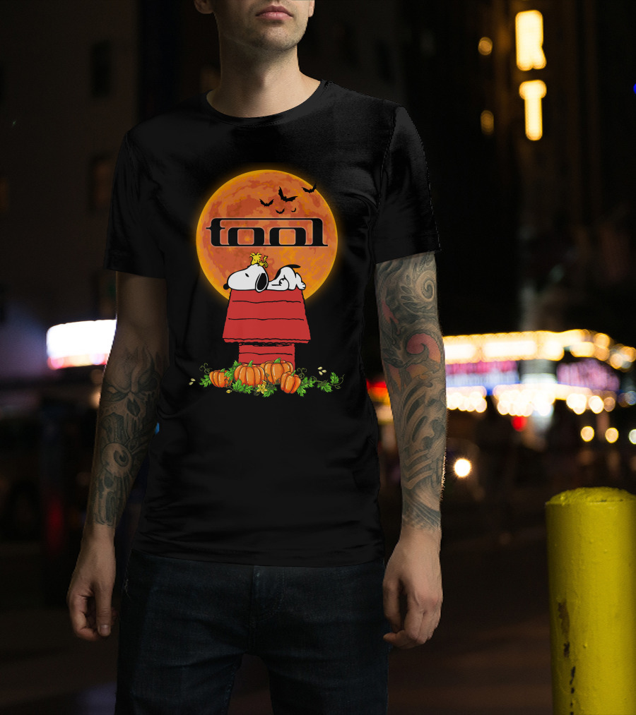 Tool 012a Halloween Snoopy Pumpkin Moon Scene T-Shirt