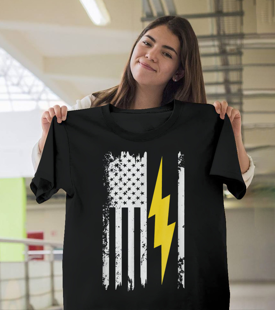 Cool Electrical Electrician Distressed American Flag Lightning Bolt T-Shirt
