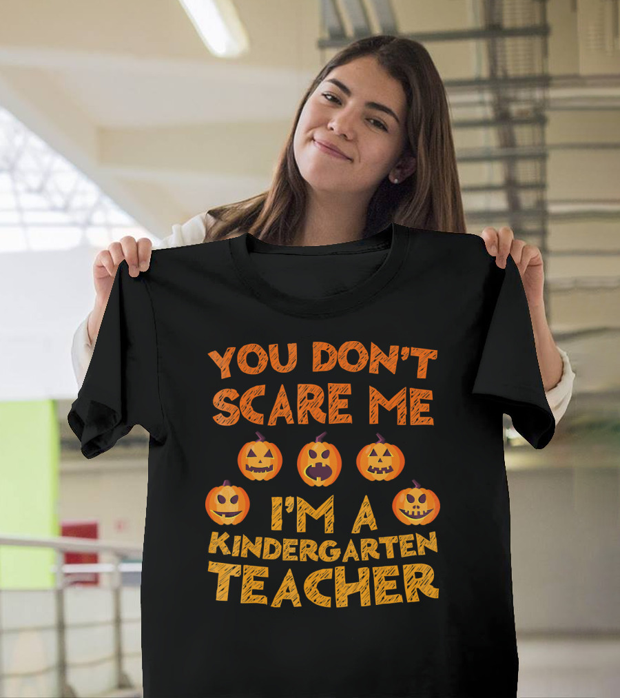 YOU DON'T SCARE ME I'M A KINDERGARTEN TEACHER HALLOWEEN PUMPKINS T-Shirt