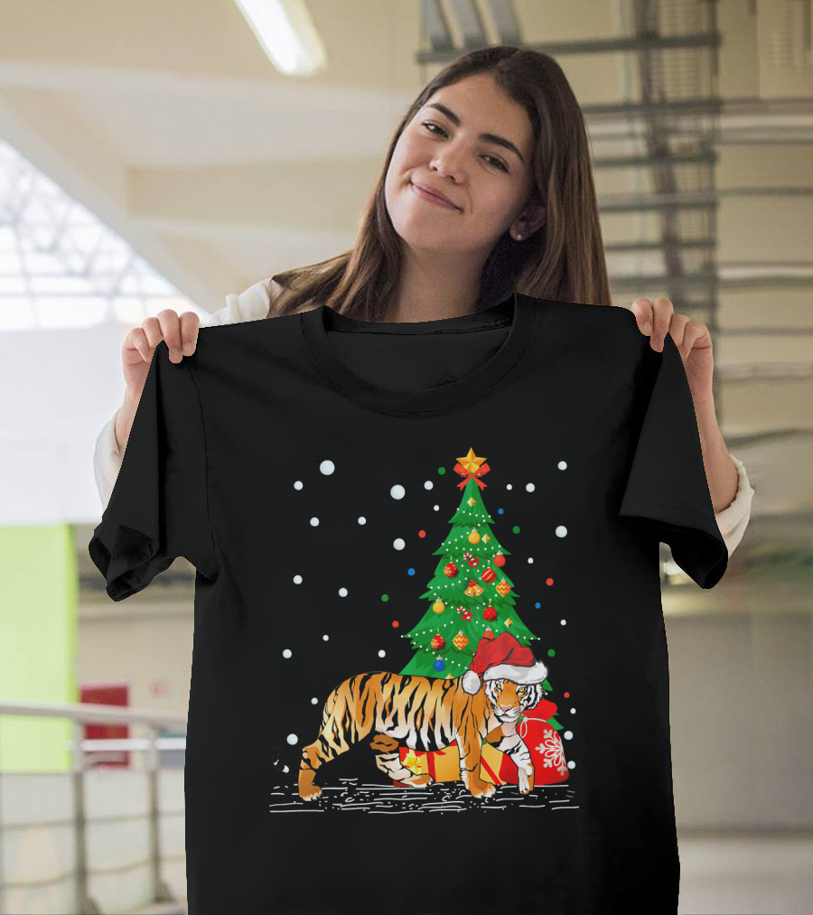 Funny Tiger Lover Santa Hat Christmas Tree Tiger T-Shirt