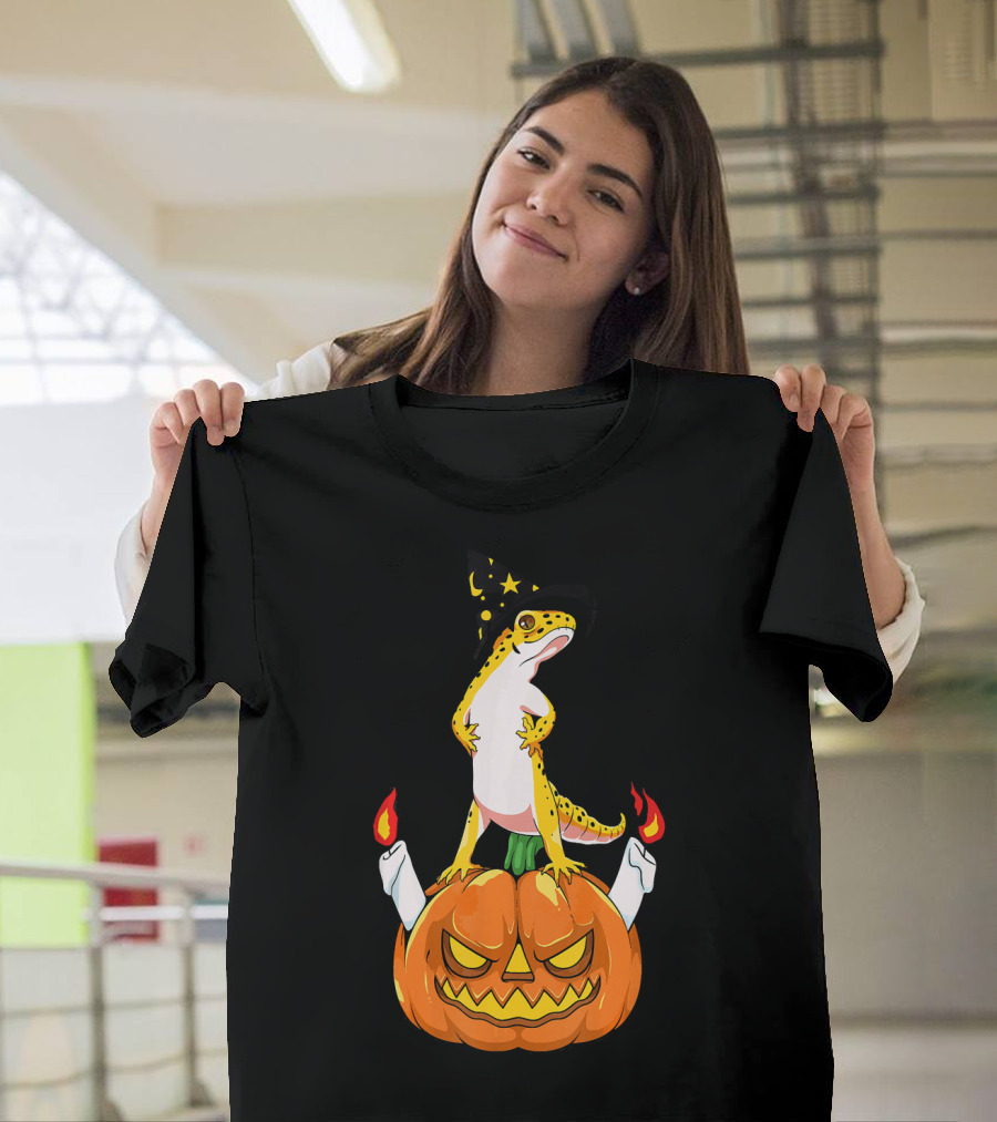 Halloween Costume Leopard Gecko Wearing Wizard Hat on Jack-o'-Lantern T-Shirt