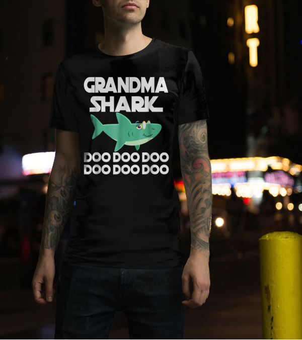 GRANDMA SHARK DOO DOO DOO FUN SONG MATCH SHARK T-Shirt