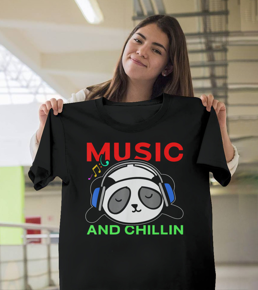 MUSIC AND CHILLIN Funny Panda Listening T-Shirt